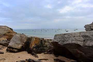 Boote vor Anker vor der Küste der Ile-de-Noirmoutier, Frankreich