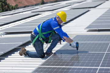 Engineer repair solar panel on the factory rooftop - obrazy, fototapety, plakaty