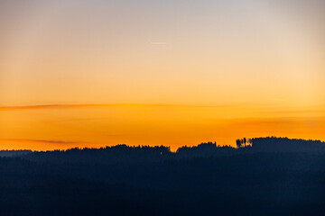 Obraz premium Kleiner Spaziergang vor der Haustür in Schmalkalden bei einem herrlichen Sonnenuntergang - Thüringen - Deutschland