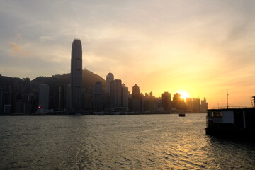 Obraz premium skyscraper, sea and sky, victoria harbour, sunset