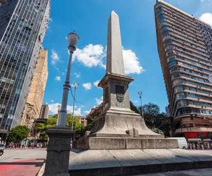 BELO HORIZONTE, MINAS GERAIS, BRAZIL - 04, 08, 2022: Downtown BH with the Obelisk in September 7th Square (Pra&ccedil;a Sete de Setembro) during the day.