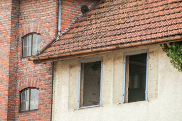 Obraz premium Abbruchreifes Gebäude mit Backsteinen und Ziegeldach und Fensterhöhlen historisches Gasthaus Krone in Neckartenzlingen
