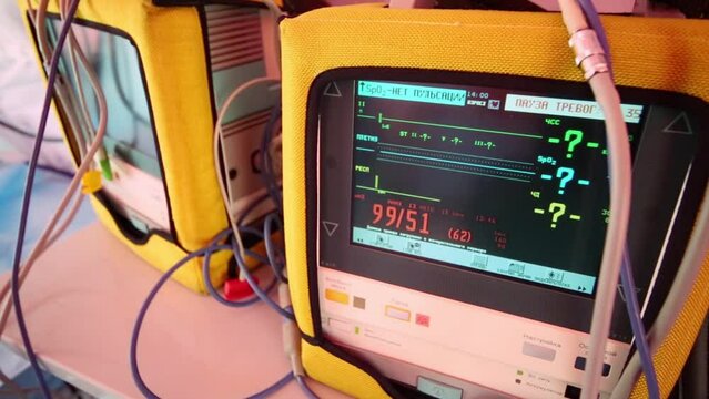 Monitor showing vital signs are not connected to a person. 