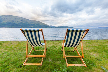 Chaises longues en bord de mer