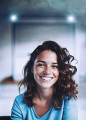 giovane ed affascinante sorridenta ragazza dai capelli casstano scuro che guarda verso l'osservatore