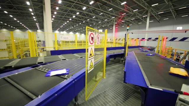 Conveyor with packages and partition-wall at automated sorting center