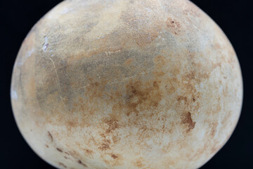 Superficie de una vieja calabaza con fondo negro, pareciendo  un planeta en el espacio © KukiLadrondeGuevara