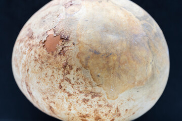 Superficie de una vieja calabaza con fondo negro, pareciendo  un planeta en el espacio © KukiLadrondeGuevara