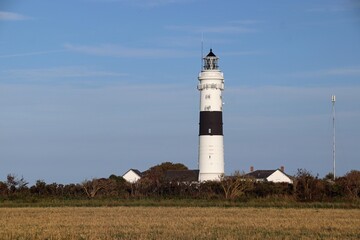 Fototapeta na wymiar Bekannter Leuchtturm und eines der Wahrzeichen von Kampen auf der Insel Sylt von oben