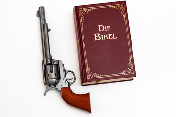 Bibel und Revolver