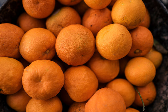 Recogida de naranjas en calle centrica del sur de espa&ntilde;a
