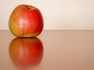 czerwone jabłko na stole, jabłko odbite w lakierowanym blacie stołu, fresh red apple on a wooden table
 - obrazy, fototapety, plakaty