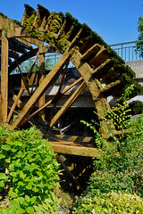drewniane koło młyńskie napędzane wodą, water powered wooden mill wheel, - obrazy, fototapety, plakaty