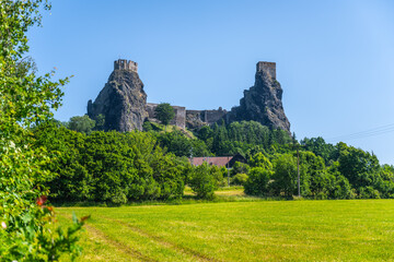 Trosky castle ruins with two towers. Sunny summer day view. Bohemian Paradise, Czech: Cesky raj, Czech Republic - obrazy, fototapety, plakaty