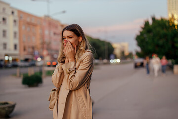 Obraz premium An excited woman is speechless and happy about good news.
