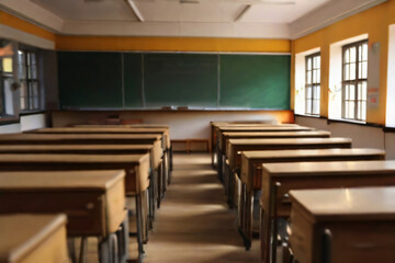 Klassenzimmer mit einer Tafel und vielen Stühlen