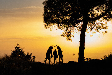 family at sunset heart tree familia paseando puesta sol brazos corazón 