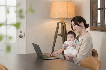 Fotobehang 赤ちゃんのご機嫌の時間で、奇跡のリモートワーク でオンライン会議を乗り切る強いママ © kapinon