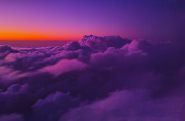 飛行機から見た日没後の雲海
