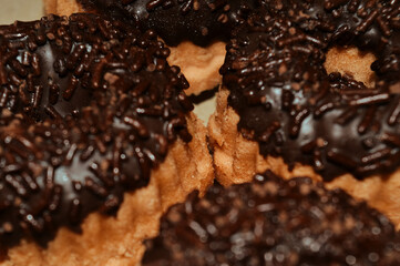 Chocolate-flavored steamed brownis donuts topped with chocolate meses