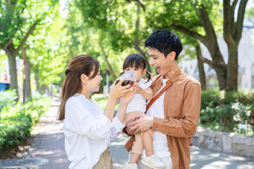 Fototapeta premium お茶を飲む赤ちゃん 親娘 3人家族