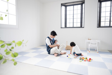 保育園で子供と遊ぶ男性保育士さん　求人採用転職などのイメージに
