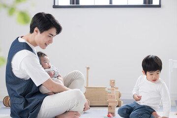 保育園で子供と遊ぶ男性保育士さん　求人採用転職などのイメージに
