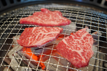 Raw beef is grilled on charcoal.