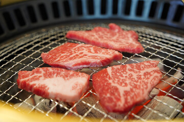 Raw beef is grilled on charcoal.