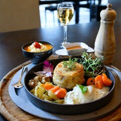 高級フレンチレストランで提供される、美しく盛り付けられたランチ