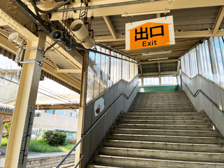 駅構内の階段と手摺