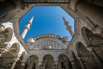 Paisaje típico de la ciudad con antiguas mezquitas en la ciudad árabe arquitectura islámica en estructura urbana religión islámica tradición cultural en la ciudad turca