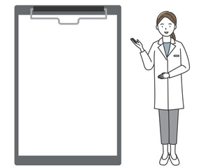 説明をする白衣の女性とクリップボード