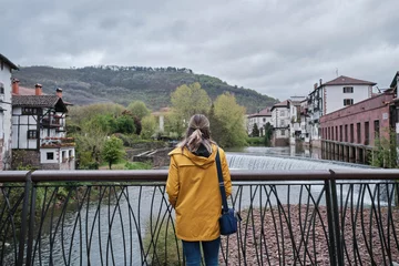Foto op Canvas Persona con chubasquero amarillo mirando el rio Batzan a su paso por Elizondo © korgan75