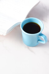 コーヒーを飲みながら本を読むイメージ
