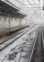 冬の駅のホームと大雪の天気