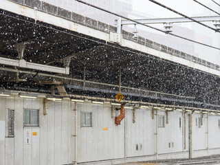 冬の駅のホームと大雪の天気
