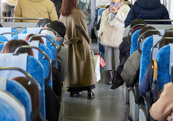 冬の通勤電車の中の人々の乗客の様子