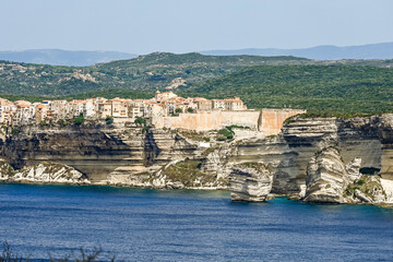 Fototapeta premium Bonifacio, Kalkfelsen, Insel, Korsika, Mittelmeer, Küste, Festung, Zitadelle, Altstadt, Kirche, Wanderweg, Grotten, Bootsausflug, Sommer, Frankreich