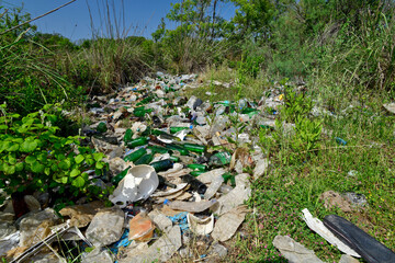Wilde Müllkippe mit hunderten Plastikflaschen in der Natur // Wild rubbish dump with hundreds of plastic bottles in the countryside