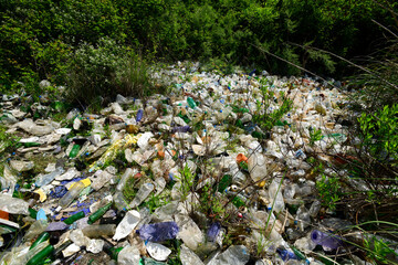 Wilde Müllkippe mit hunderten Plastikflaschen in der Natur // Wild rubbish dump with hundreds of...