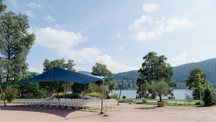Titisee dans le sud de la Forêt-Noire. Vue du sud du lac depuis le pavillon du lac de Titisee-Neustadt - obrazy, fototapety, plakaty