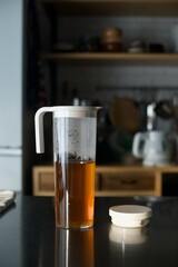 煮出したほうじ茶をポットに移して冷ましているところ