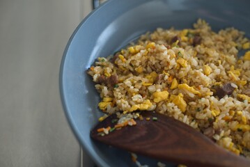 冷凍食品のチャーハンをフライパンで調理しているところ