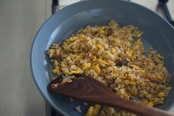 冷凍食品のチャーハンをフライパンで調理しているところ