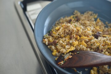 冷凍食品のチャーハンをフライパンで調理しているところ