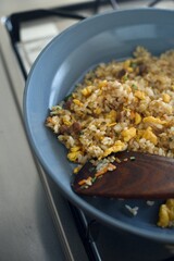 冷凍食品のチャーハンをフライパンで調理しているところ