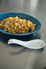 温めた冷凍食品のチャーハンを盛り付けたところ