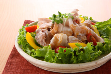 胡麻ダレをかけた豚の冷しゃぶ