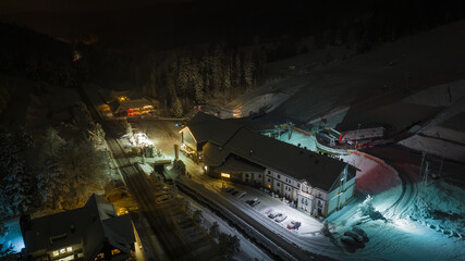  Lot nad Czarnym Potokiem w Krynicy-Zdroju nocą w zimie. © Krajobraz zimowy.